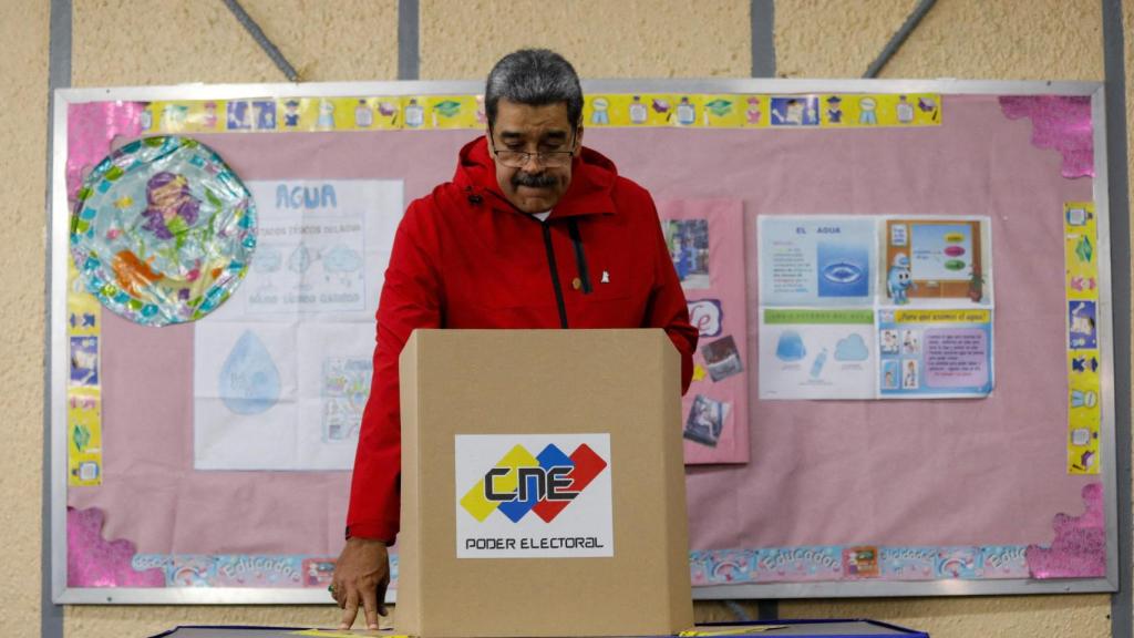 El presidente de Venezuela, Nicolás Maduro, depositando su voto.