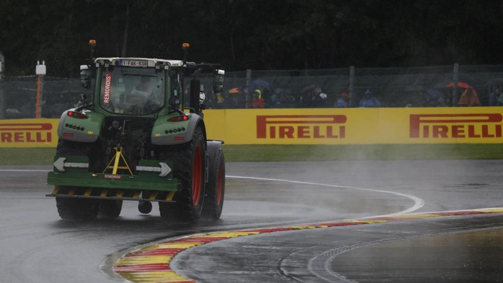 Trabajos en la pista de Spa-Francorchamps para secarla tras la lluvia