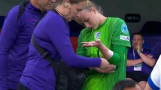 Hannah Hampton se prepara antes de los penaltis con un papel pegado en el brazo