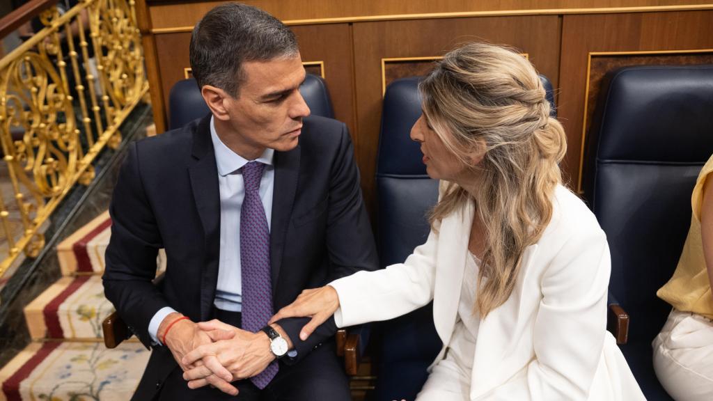 El presidente del Gobierno, Pedro Sánchez y la vicepresidenta segunda y ministra de Trabajo, Yolanda Díaz, durante el pleno extraordinario en el Congreso el pasado 9 de julio.