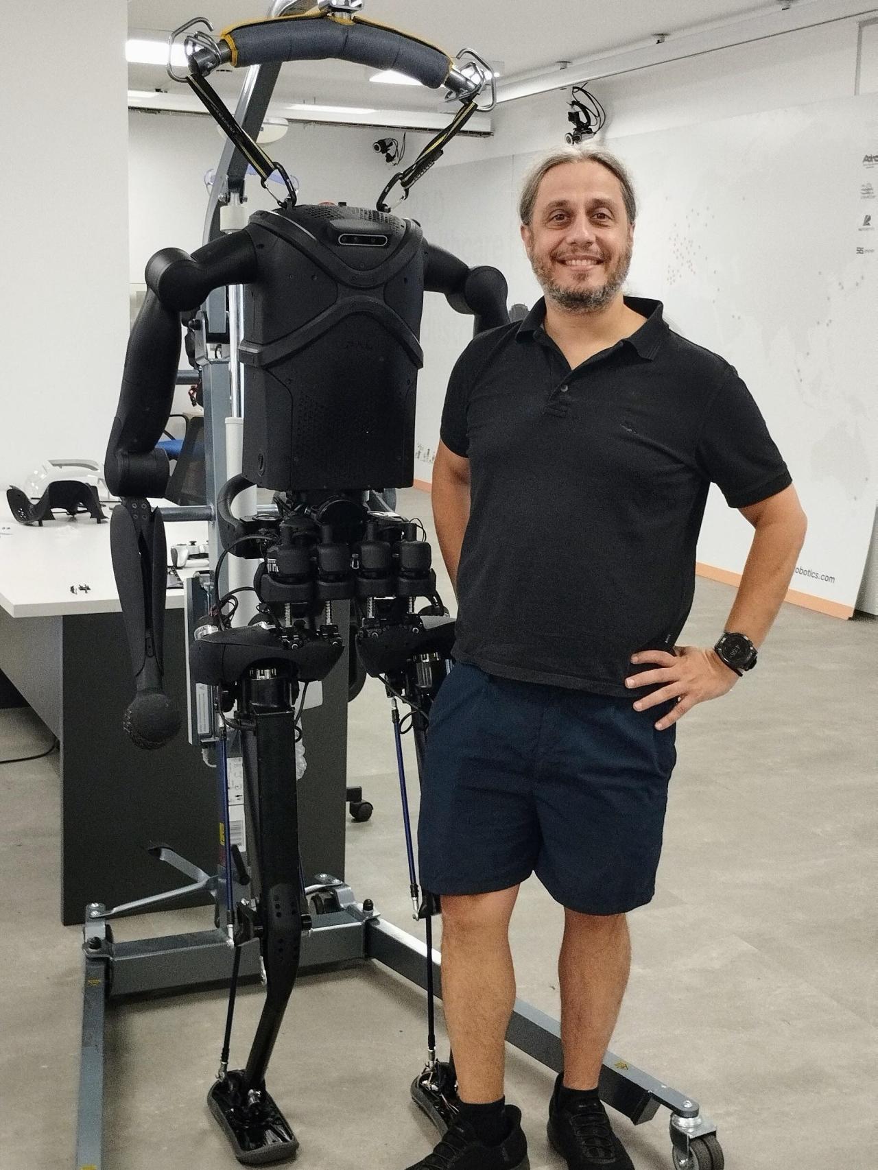 Francesco Ferro posa con uno de los dispositivos creados por PAL Robotics.