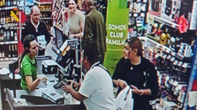 Una de las sustracciones del grupo militar en un comercio