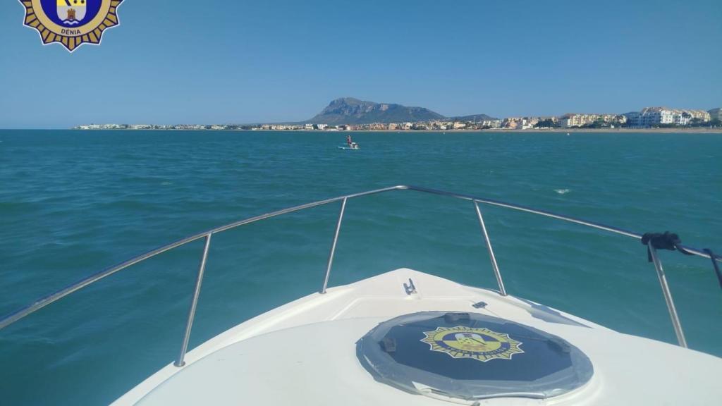 La tabla con los dos menores rescatados este domingo en Dénia.