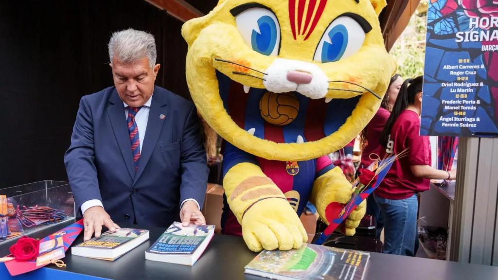 Joan Laporta, junto a Cat, la mascota del Barça