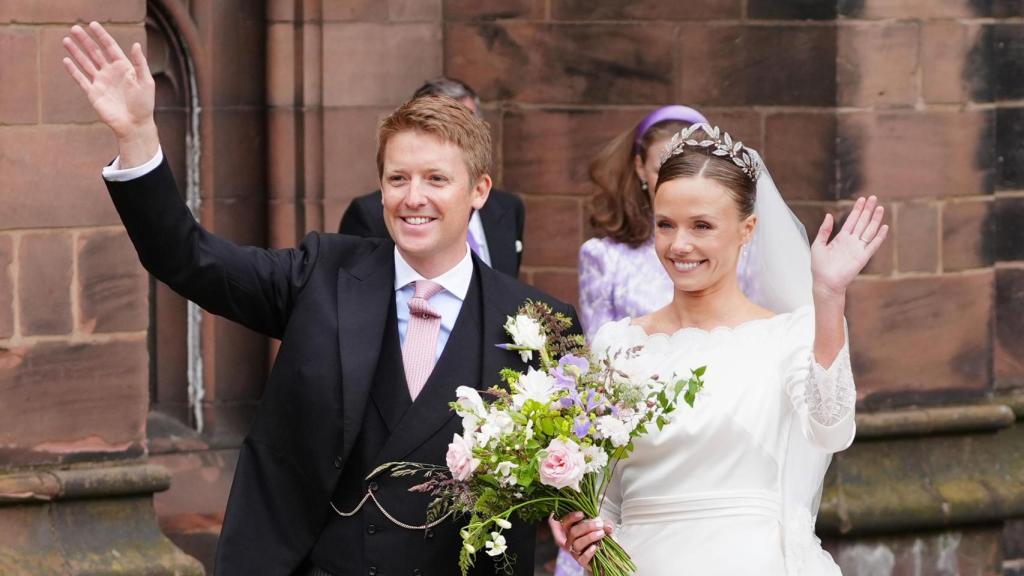 El  duque de Westminster, Hugh Grosvenor, y su mujer, Olivia Henson, el día de su boda.