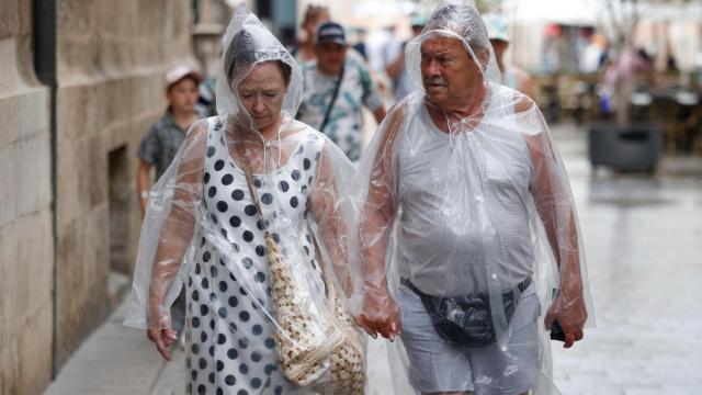 Dos personas tras las lluvias de la semana pasada en Valencia
