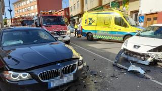 Dos personas trasladadas al hospital tras un choque frontal entre dos coches en Oza (A Coruña)