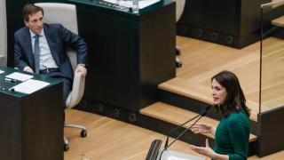 La jefa de la oposición del Ayuntamiento de Madrid y portavoz del grupo municipal de Más Madrid, Rita Maestre, y el alcalde de Madrid, José Luis Martínez Almeida,