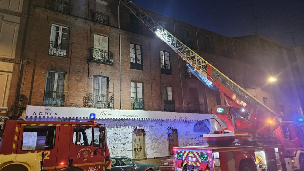 Los bomberos durante el apagado del incendio en el edificio