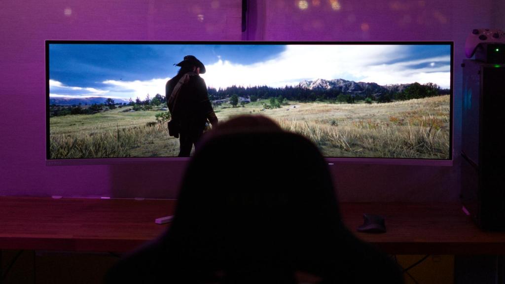 Jugando en el Philips Evnia 49M2C8900