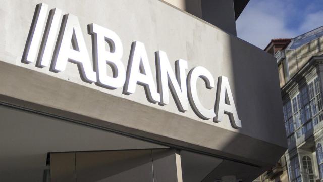 Rótulo de Abanca en una oficina bancaria de A Coruña.
