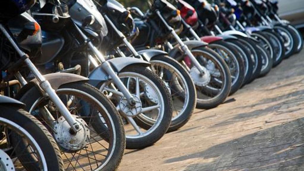 Imagen de motos estacionadas.