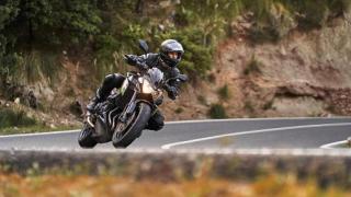 Un motero circulando por carretera.