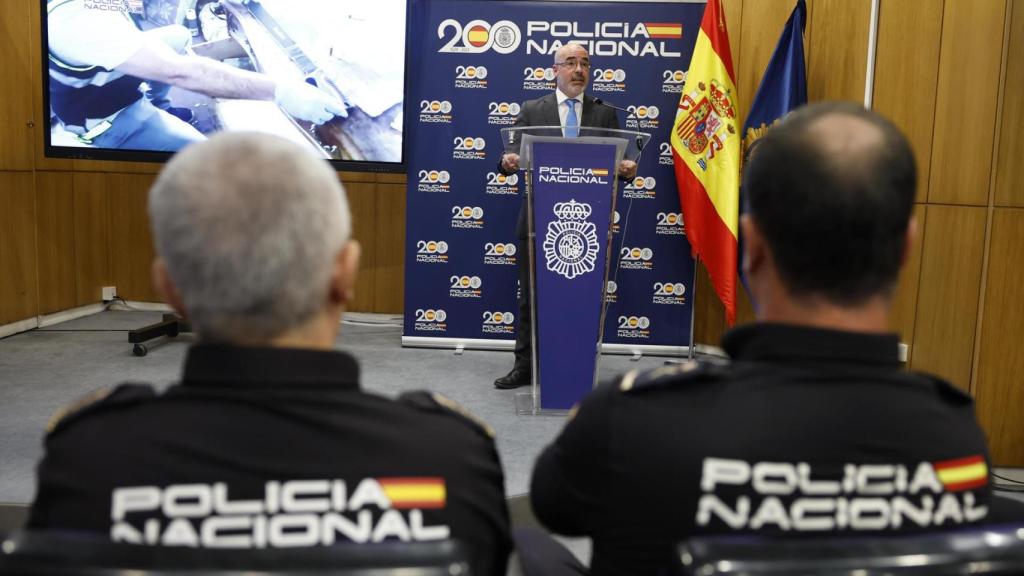 El delegado del Gobierno en Madrid, Francisco Martín (c) durante la rueda de prensa para explicar la desarticulación del conocido como Coro de los '4 Chorros'.