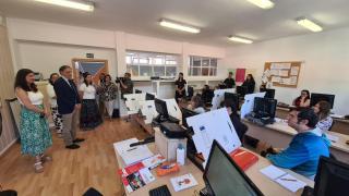 El alcalde de Salamanca, Carlos García Carbayo, junto a la concejala de Igualdad de oportunidades, Miryam Rodríguez. en su visita al CEFOL