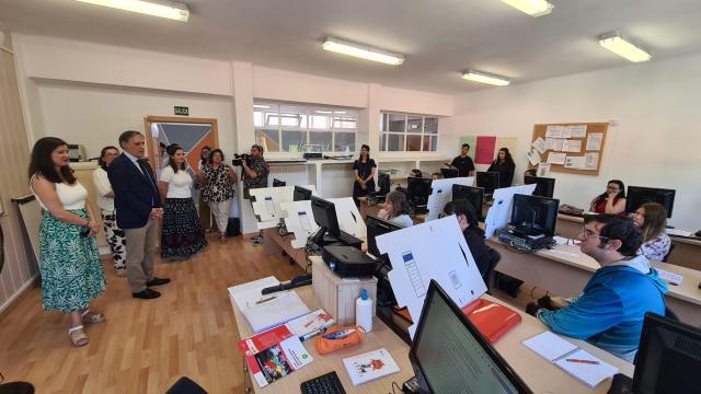 El alcalde de Salamanca, Carlos García Carbayo, junto a la concejala de Igualdad de oportunidades, Miryam Rodríguez. en su visita al CEFOL