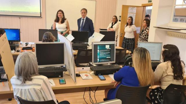 El alcalde de Salamanca, Carlos García Carbayo, junto a la concejala de Igualdad de oportunidades, Miryam Rodríguez. en su visita al CEFOL