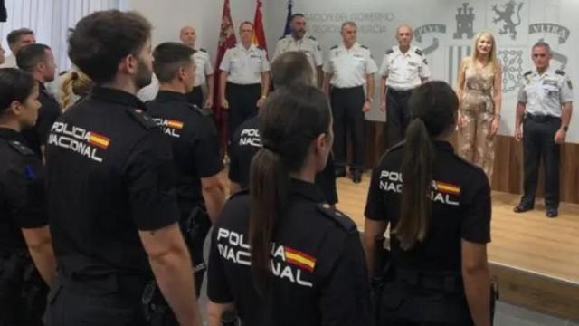 La delegada del Gobierno, Mariola Guevara, acompañada del jefe Superior de Policía, Ignacio del Olmo, durante el acto de bienvenida a 66 policías nacionales en prácticas.