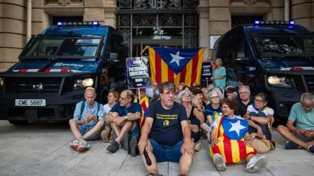 Concentración frente al MNAC para frenar la entrada de los técnicos