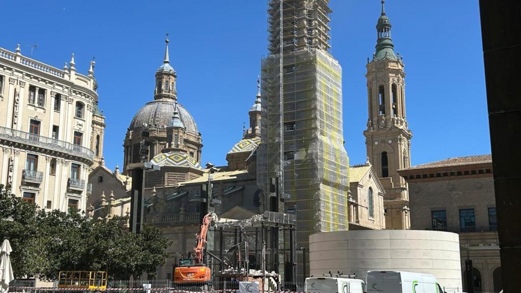 La antigua Oficina de Turismo casi derruida, en la plaza del Pilar.