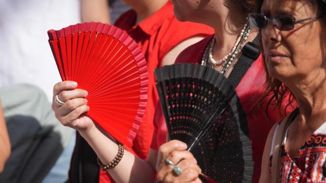 Imagen de unas mujeres con abanicos.