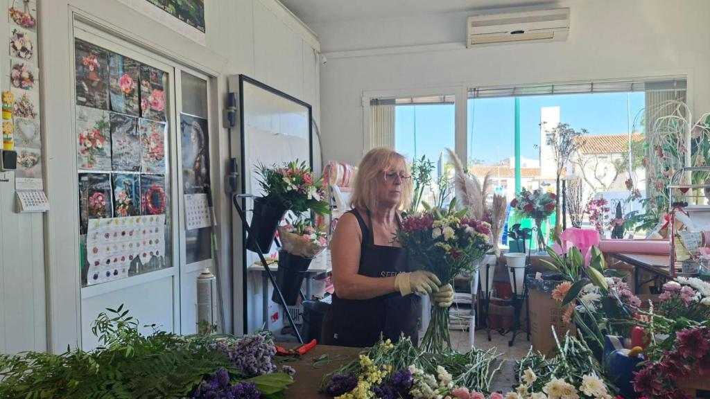 Isabel en su floristería.