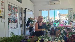 Isabel en su floristería.