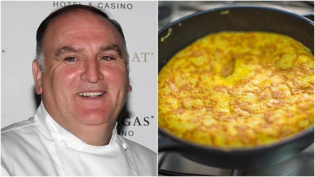 El chef José Andrés sostiene una sartén con una tortilla recién hecha.