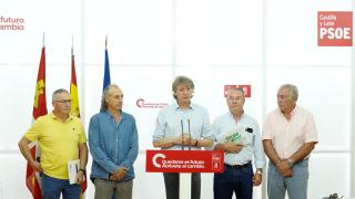 El secretario general del PSOECyL, Carlos Martínez, y los dirigentes de las opas de Castilla y León, tras su reunión de este lunes