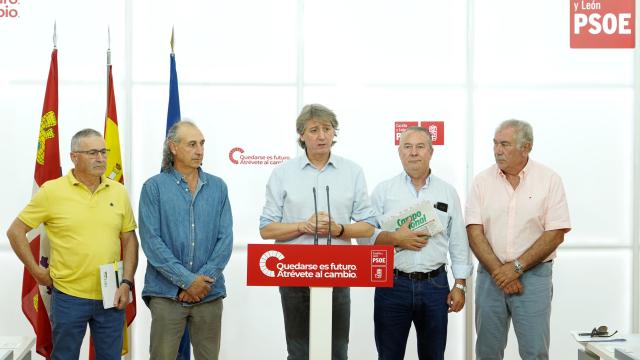 El secretario general del PSOECyL, Carlos Martínez, y los dirigentes de las opas de Castilla y León, tras su reunión de este lunes