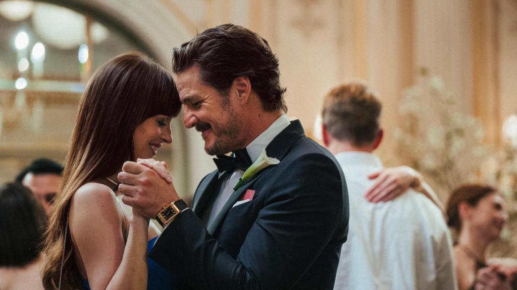Dakota Johnson y Pedro Pascal en 'Materialistas'.