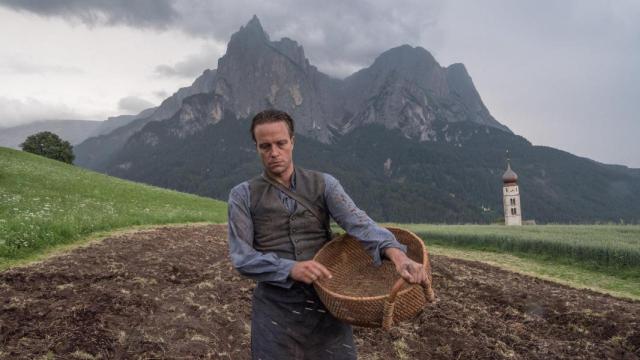 August Diehl, en el papel de Franz Jägestätter, en un momento de 'Vida oculta' (Terrence Malick, 2019)