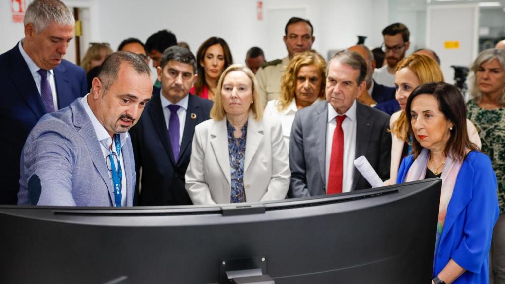 Robles (derecha) y Valcarce (centro) durante la visita al Centro de Defensa de Indra