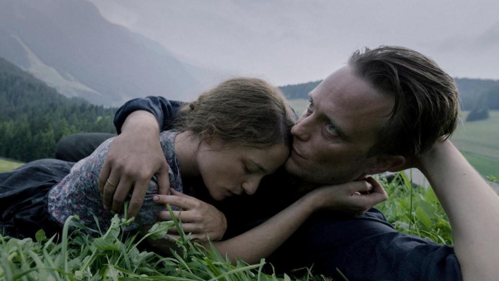 August Diehl y Valerie Pachner, como Franz y Franziska Jägerstätter en 'Vida oculta'