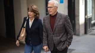 Baltasar Garzón y Dolores Delgado caminando de la mano por Madrid.