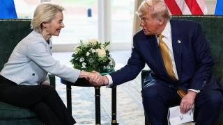 El presidente de Estados Unidos, Donald Trump, estrecha la mano de la presidenta de la Comisión Europea, Ursula von der Leyen.