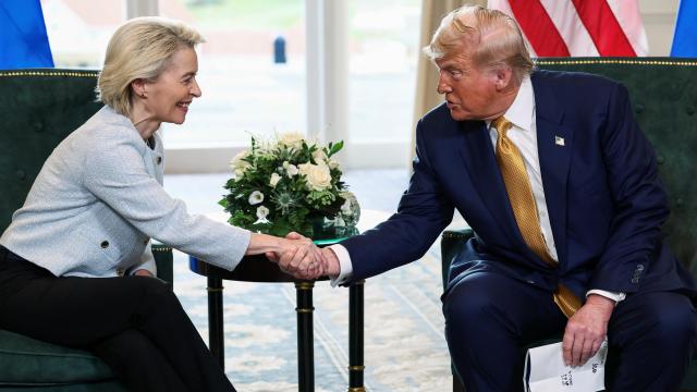 El presidente de Estados Unidos, Donald Trump, estrecha la mano de la presidenta de la Comisión Europea, Ursula von der Leyen.