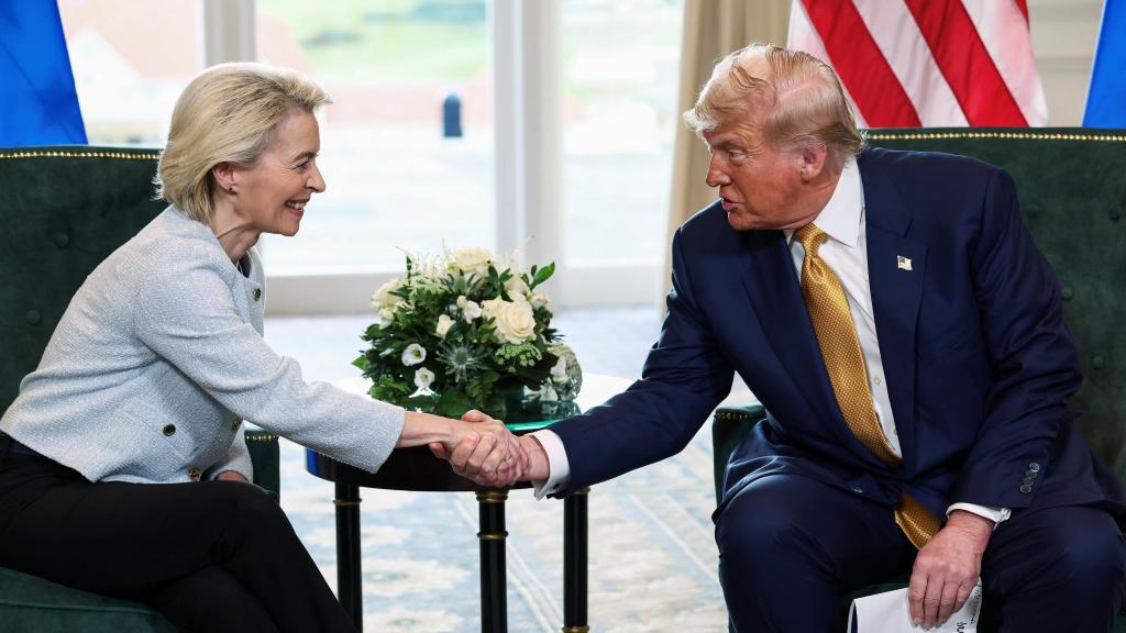 El presidente de Estados Unidos, Donald Trump, estrecha la mano de la presidenta de la Comisión Europea, Ursula von der Leyen.
