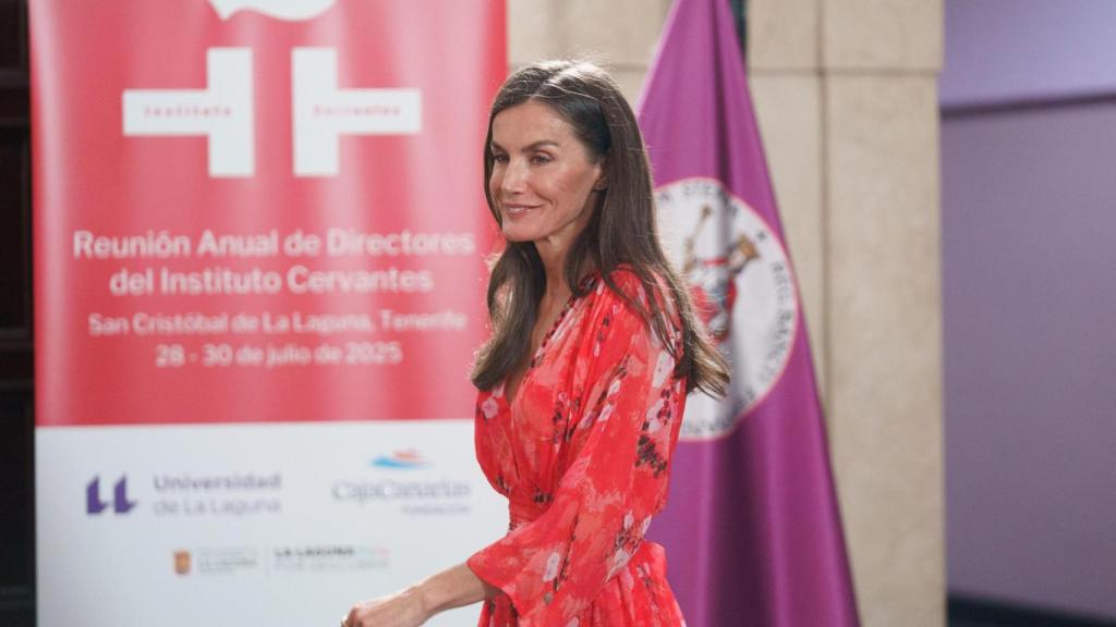 La reina Letizia repite un diseño floral que estrenó en el año 2018.