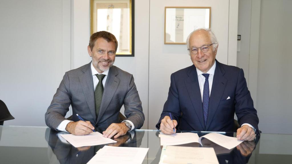 Lluís Alsina y Juan María Nin firman la compra de BEF.