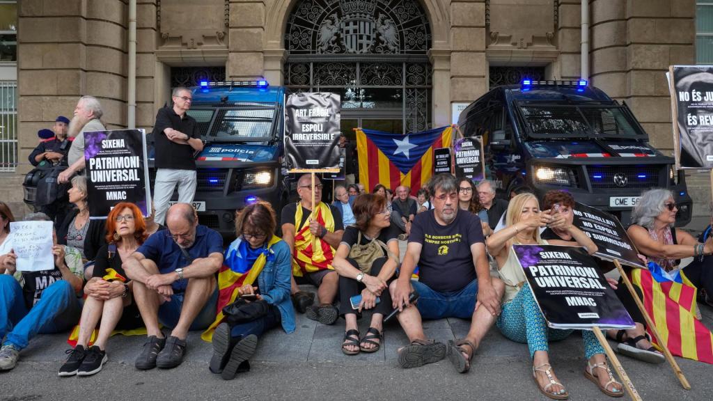 Protesta convocada por la organización independentista catalana ANC a las puertas del MNAC contra la devolución de las obras. Foto: EFE/Enric Fontcuberta