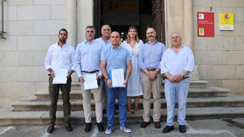 Los alcaldes de Los Navalucillos, José Ángel Pérez; San Martín de Pusa, Daniel Vega; y Retamoso de la Jara, Álvaro Rivera entregan su recogida de firmas.