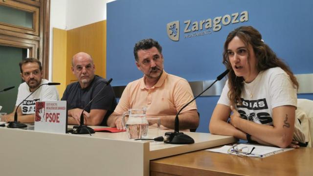 Representantes de la asamblea, junto con los conejales Paco Galán (PSOE) y Suso Domínguez (ZeC)