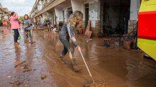 Varias personas colaboran en las labores de limpieza de Utiel. Vicente Fernández / EP