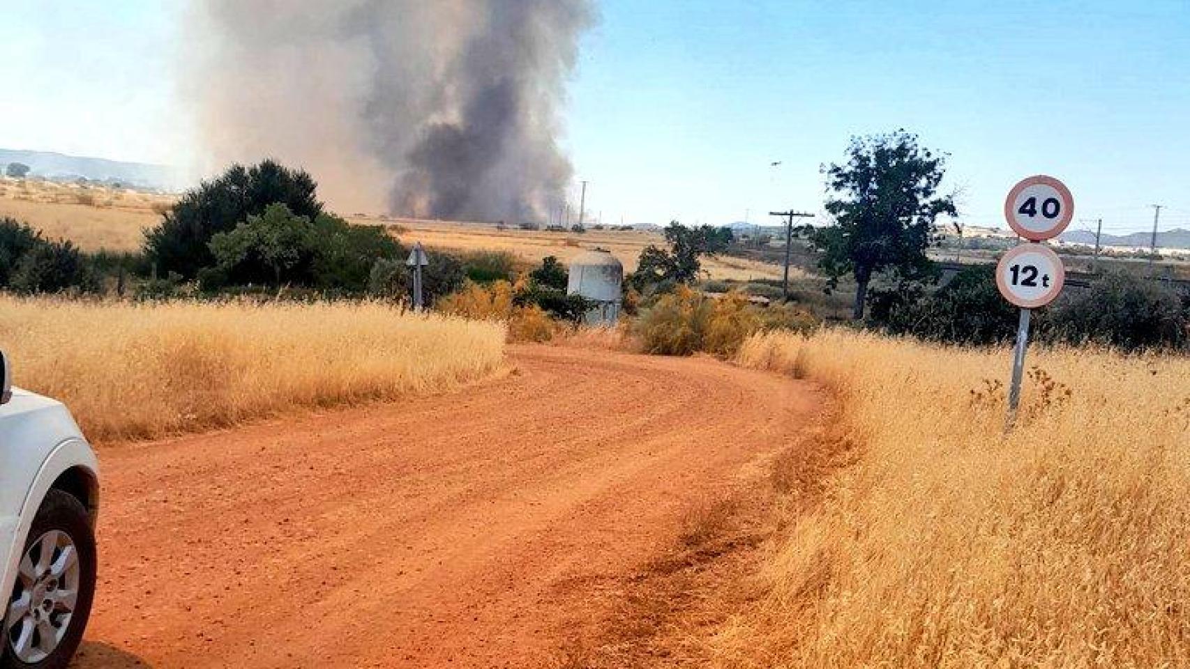 Imagen del incendio en Ciudad Real que ha suspendido la línea de alta velocidad.