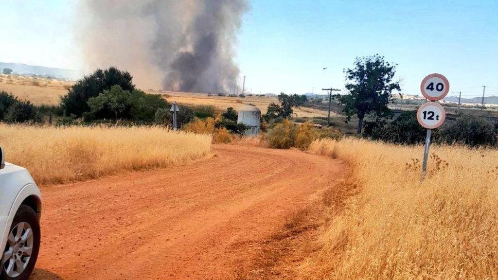 Imagen del incendio en Ciudad Real que ha suspendido la línea de alta velocidad.