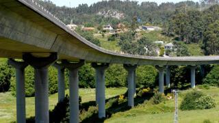 La AG-55 a su pado por Carballo (A Coruña).