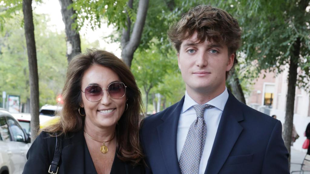 Marián Camino junto a su hijo, Rafael, en octubre de 2024, en el funeral de Paco Camino.
