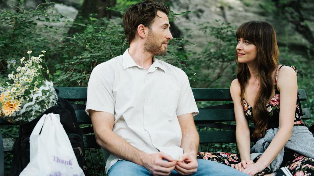 Chris Evans y Dakota Johnson en 'Materialistas'.