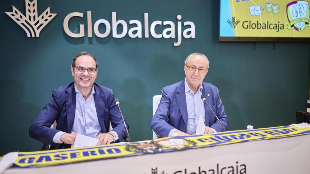 Julián Amores (i) y Mariano León (d), presidentes del BM Caserío Ciudad Real y Globalcaja, respectivamente.